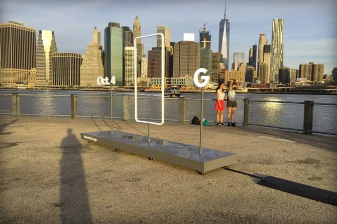 Google Pixel Oct 4 launch - standalone display "statue" with event advertisement