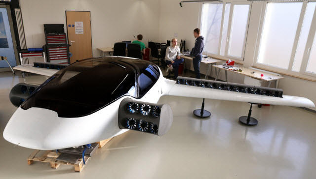 German Electric Flying Car “Lilium” Uses Tesla Battery to Achieve 183 Mile Range
